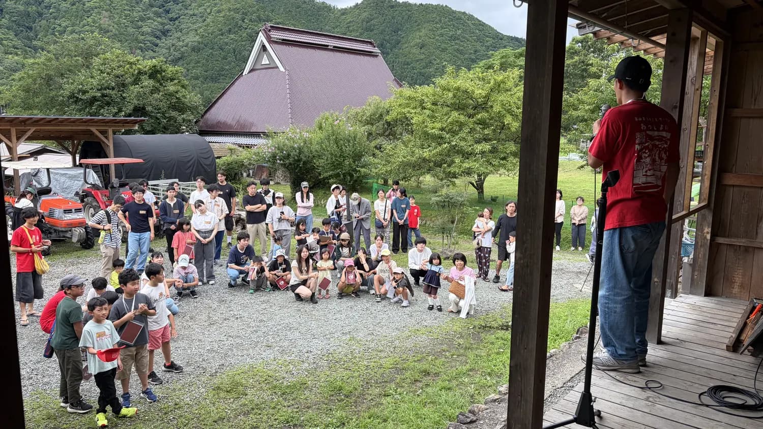 CYCLE SEEDS の建物前に集まった参加者