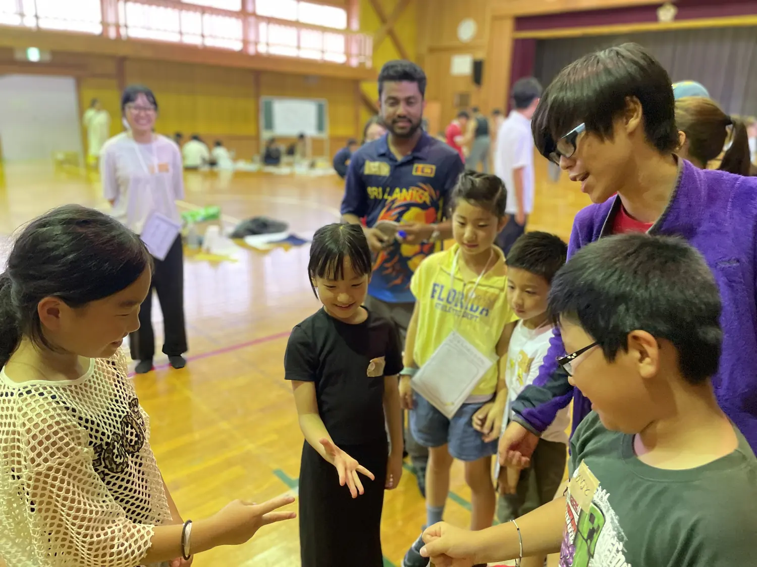 留学生と子どもが向かい合って話している様子(MIYAMA EXPO 3rd)