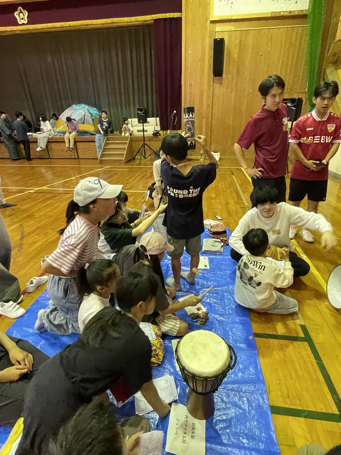 体験ブース — 各国の楽器を鳴らして音色やリズムを感じる子どもたち。