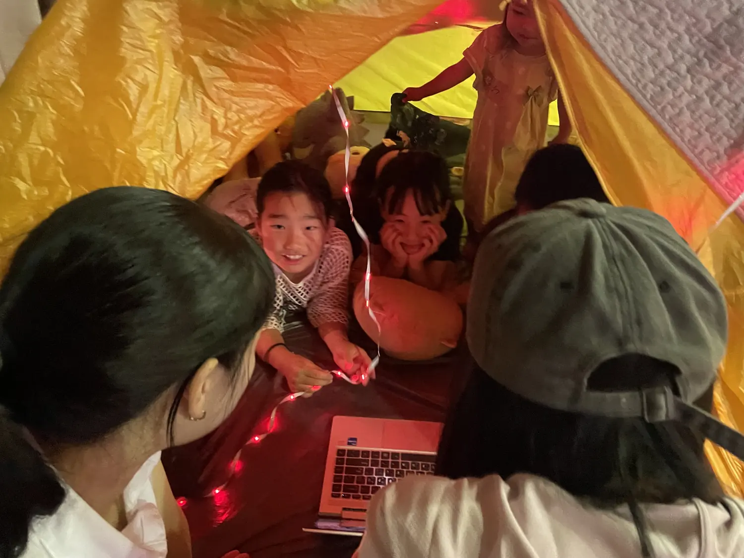 せかいのおはなしラボ — 留学生のお話や物語に聞き入る子どもたち。