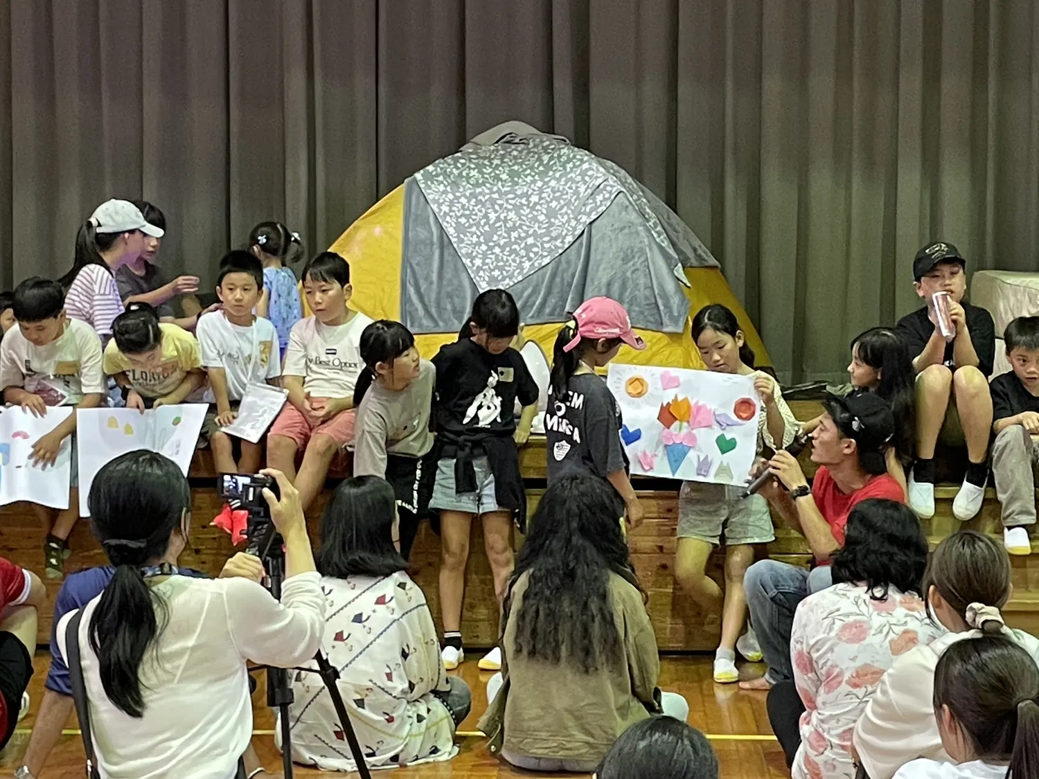 子どもが自分で描いた紙を掲げて発表している様子(MIYAMA EXPO 3rd)