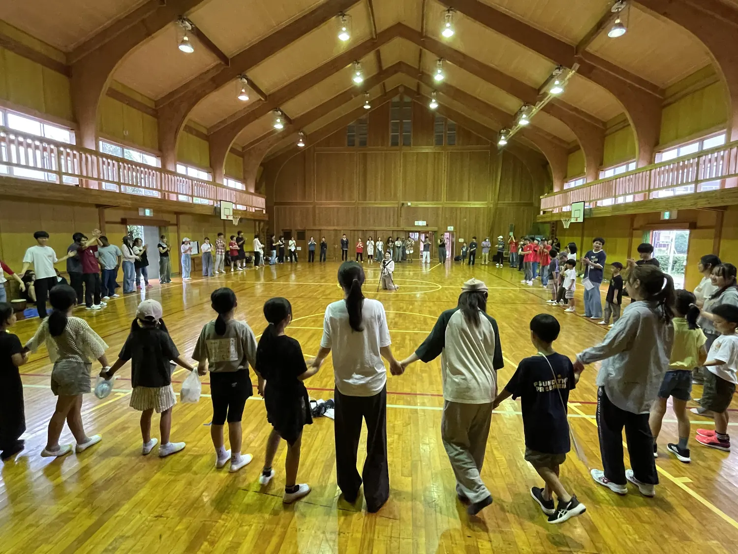 フィナーレ — 参加者全員で手をつないで輪を作りダンスを行いました