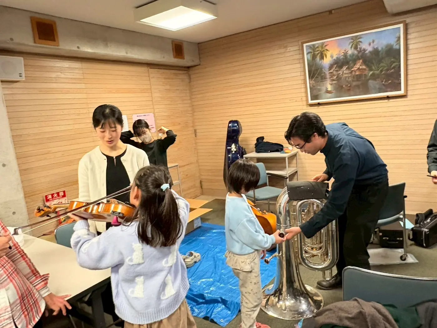 楽器にふれる子どもたちと京都大学交響楽団の学生