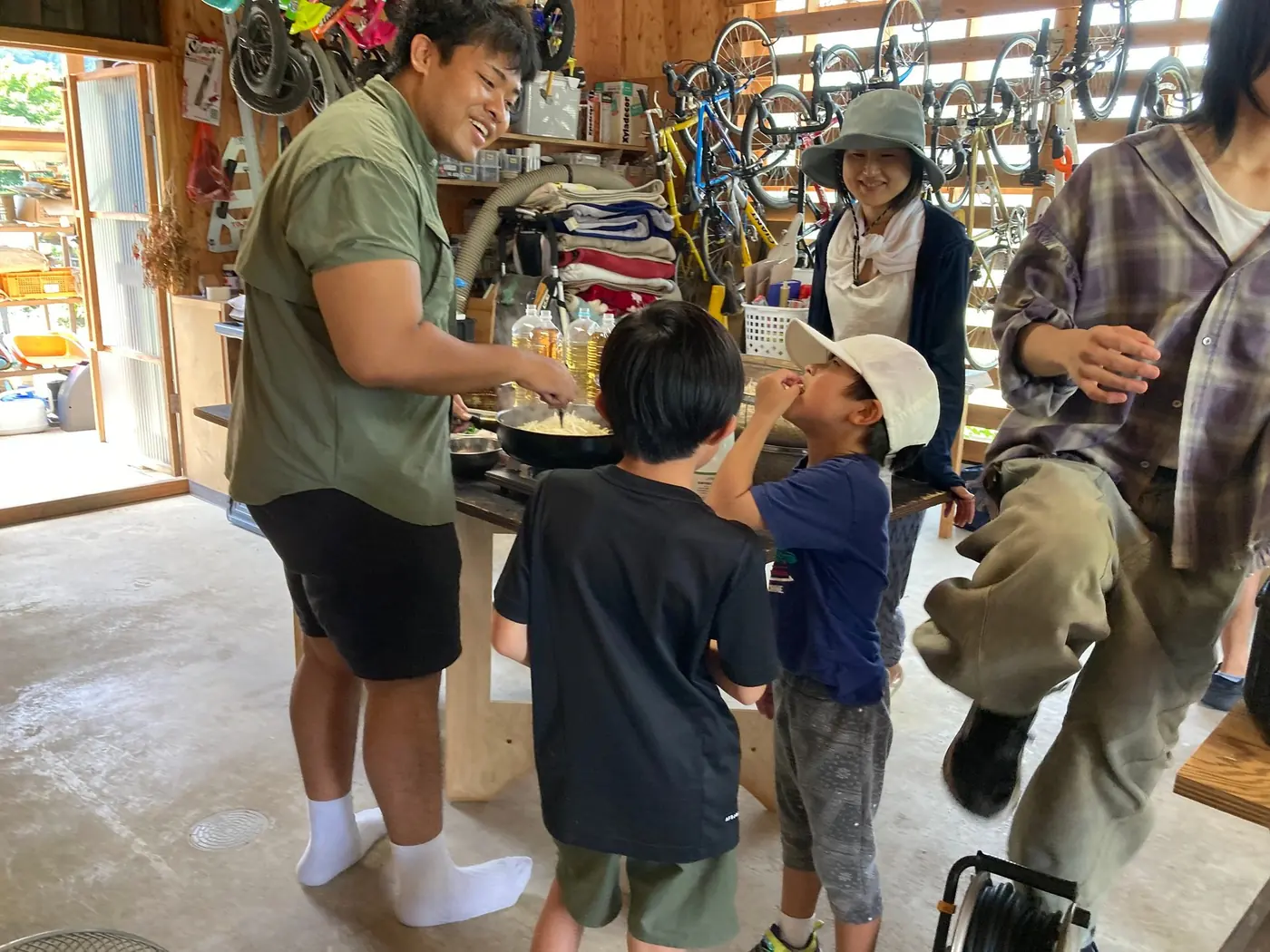 台所で調理をする子どもたちと学生